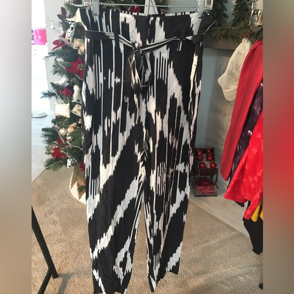 Theory Black and White Silk Pants with a sash and front button closure. Size 0. - Picture 1 of 11